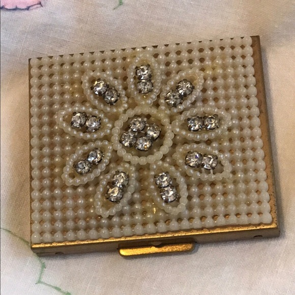 Jewelry - ❤️❤️ANTIQUE ❤️❤️ powder compact Pearls Rhinestones